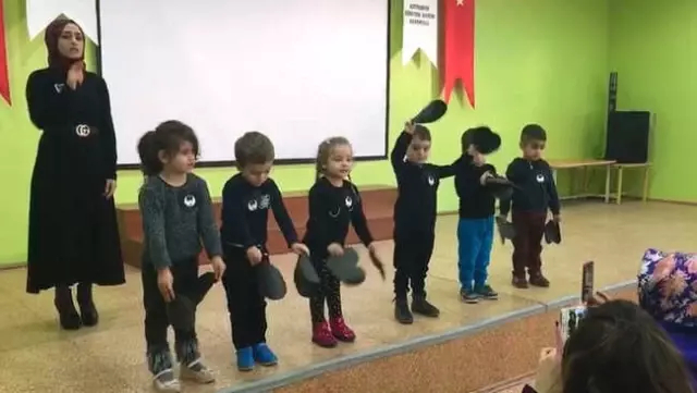 Minikler Atatürk'ü İşaret Dile Eşliğindeki Gösteri ile Andı