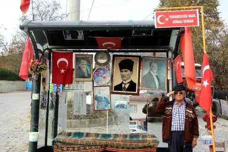 Resimleriyle Donattığı Otobüs Durağında Ata'yı Andı