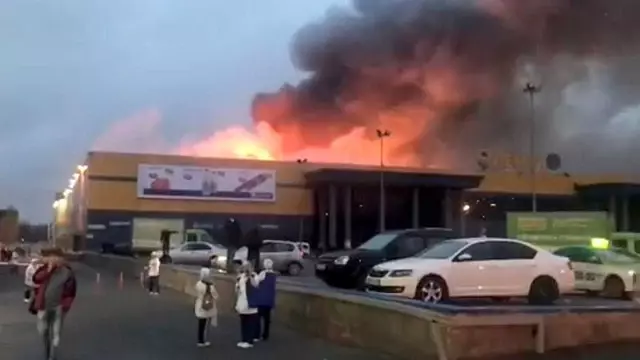 Rusya da Bir Alışveriş Merkezinde Çıkan Yangında Çatı ...