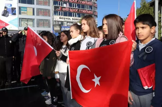 Van'da 10 Kasım Atatürk'ü Anma Töreni Düzenlendi