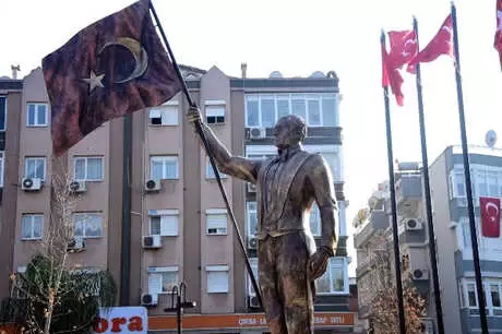 Atatürk'e Benzemeyen Heykel Yeniden Tasarlanacak