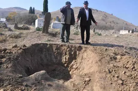Defineciler, Kepçeyle 2 Asırlık Mezarları Kazdılar