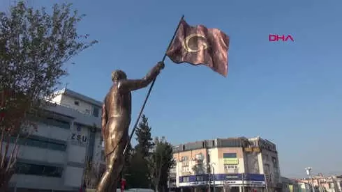 İzmir Atatürk'e Benzemeyen Heykel Yeniden Tasarlanacak