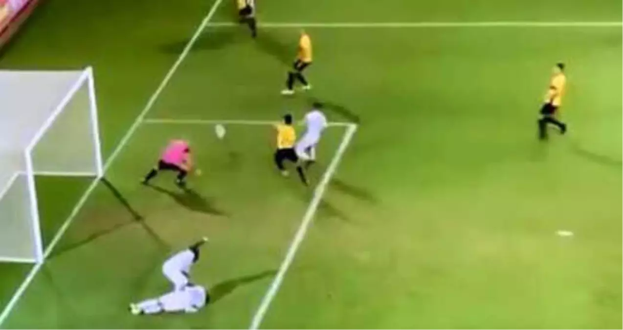 Maccabi Petah Tikva'nın Golcüsü Habib Habibou, Sahalarda Ender Görülen Bir Gole İmza Attı
