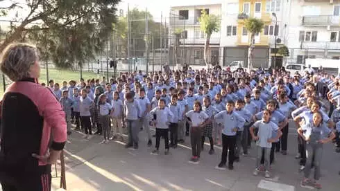 Bu Okulun Öğrencileri Müzikli Egzersizle Derse Başlıyor Bu Okulun Öğrencileri Müzikli Egzersizle Derse Başlıyor