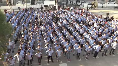 Bu Okulun Öğrencileri Müzikli Egzersizle Derse Başlıyor Bu Okulun Öğrencileri Müzikli Egzersizle Derse Başlıyor