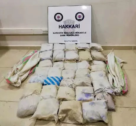 Hakkaride kaçak sigara ve akaryakıt ele geçirildi Hakkaride kaçak sigara ve akaryakıt ele geçirildi