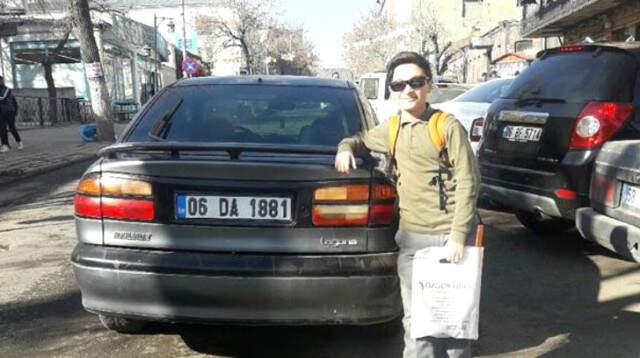 Karslı Esnafa Ait Aracın Plakasını Gören, Durdurup Fotoğraf Çektiriyor