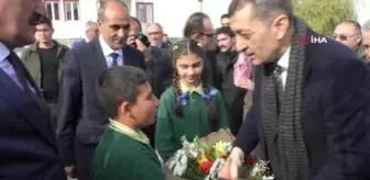 Hayat Ağacı: Karslı Öğrenci Bakan Selçuk ve Sanatçı Yavuz Bingöl'ü Kendine Hayran Bıraktı Hayat Ağacı: Karslı Öğrenci Bakan Selçuk ve Sanatçı Yavuz Bingöl'ü Kendine Hayran Bıraktı