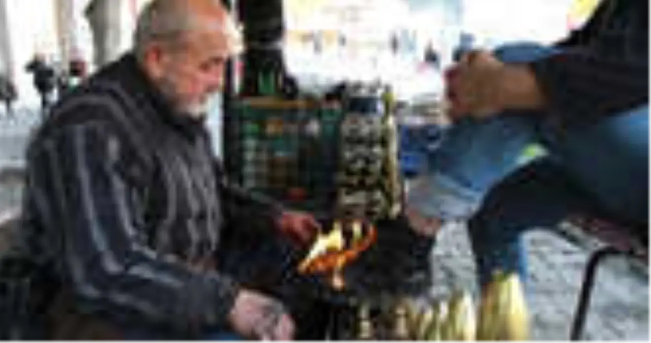 Görenler Hayrete Düşüyor! Ayakkabıları Yakarak Para Kazanıyor