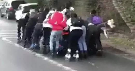 Lüks Otomobile Tutunan Patenli Gençlerin Tehlikeli Yolculuğu Kamerada Lüks Otomobile Tutunan Patenli Gençlerin Tehlikeli Yolculuğu Kamerada