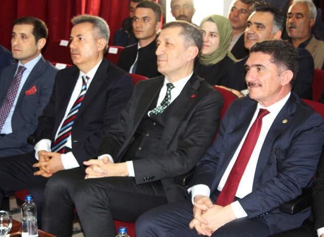 Milli Eğitim Bakanı Selçuk'un Programında Gösteri Yapan Kız Öğrenci Baygınlık Geçirdi