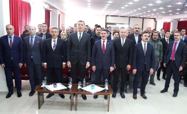Milli Eğitim Bakanı Selçuk'un Programında Gösteri Yapan Kız Öğrenci Baygınlık Geçirdi