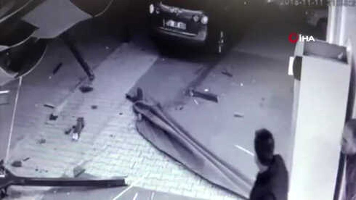Otomobil Kaldırıma Çıktı: 1'i Bebek 4 Yaralı