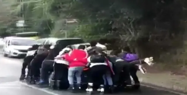 Lüks Otomobile Tutunan Patenli Gençlerin Tehlikeli Yolculuğu Kamerada Lüks Otomobile Tutunan Patenli Gençlerin Tehlikeli Yolculuğu Kamerada