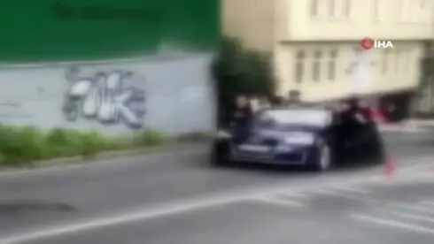 Lüks Otomobile Tutunan Patenli Gençlerin Tehlikeli Yolculuğu Kamerada Lüks Otomobile Tutunan Patenli Gençlerin Tehlikeli Yolculuğu Kamerada