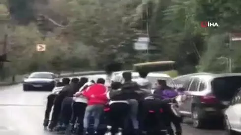 Lüks Otomobile Tutunan Patenli Gençlerin Tehlikeli Yolculuğu Kamerada Lüks Otomobile Tutunan Patenli Gençlerin Tehlikeli Yolculuğu Kamerada