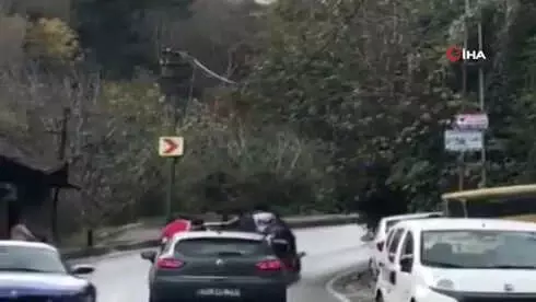 Lüks Otomobile Tutunan Patenli Gençlerin Tehlikeli Yolculuğu Kamerada Lüks Otomobile Tutunan Patenli Gençlerin Tehlikeli Yolculuğu Kamerada