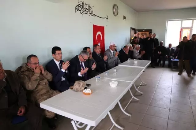 Vali Gündüzöz'den Şehit Ailesine Taziye Ziyareti Vali Gündüzöz'den Şehit Ailesine Taziye Ziyareti