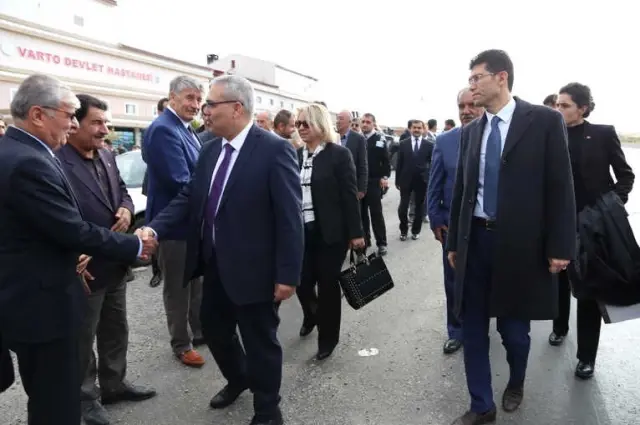 Vali Gündüzöz'den Şehit Ailesine Taziye Ziyareti Vali Gündüzöz'den Şehit Ailesine Taziye Ziyareti
