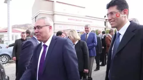 Vali Gündüzöz'den Şehit Ailesine Taziye Ziyareti Vali Gündüzöz'den Şehit Ailesine Taziye Ziyareti