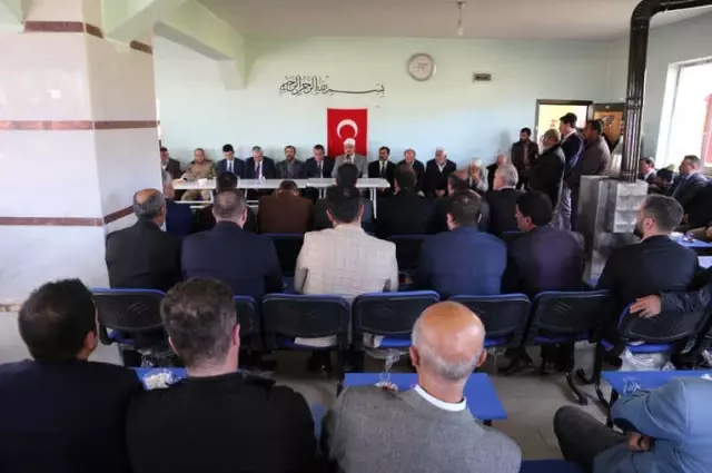 Vali Gündüzöz'den Şehit Ailesine Taziye Ziyareti Vali Gündüzöz'den Şehit Ailesine Taziye Ziyareti