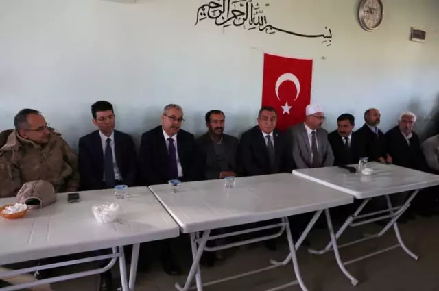 Vali Gündüzöz'den Şehit Ailesine Taziye Ziyareti Vali Gündüzöz'den Şehit Ailesine Taziye Ziyareti