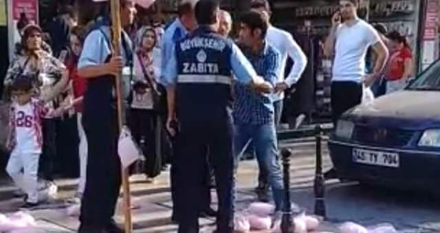 Zabıta Ekipleri, El Koyduğu Pamuk Şekerleri Ayakları Çiğneyerek İmha Etti