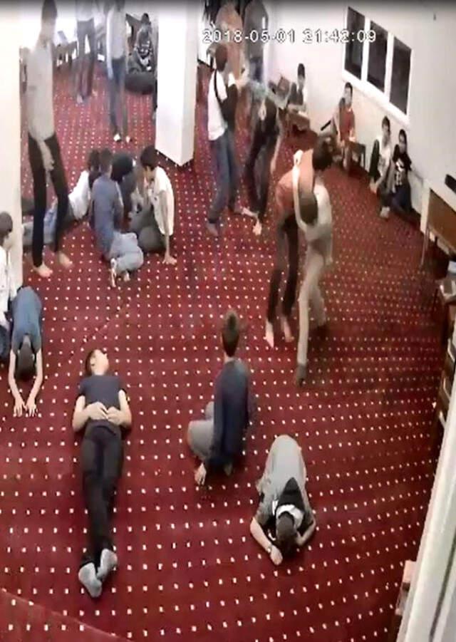 Arkadaş Şakalaşması Canından Ediyordu