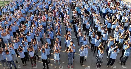 Aydın'da Bir Ortaokulun Öğrencileri, Sabahları Müzikli Egzersiz Yapıp Derse Başlıyor Aydın'da Bir Ortaokulun Öğrencileri, Sabahları Müzikli Egzersiz Yapıp Derse Başlıyor