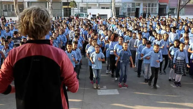 Aydın'da Bir Ortaokulun Öğrencileri, Sabahları Müzikli Egzersiz Yapıp Derse Başlıyor Aydın'da Bir Ortaokulun Öğrencileri, Sabahları Müzikli Egzersiz Yapıp Derse Başlıyor
