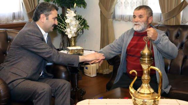 Belediye Başkanı, 'İnsanlık Ölmemiş' Dedirten ihtiyar adamı Makamında Ağırladı