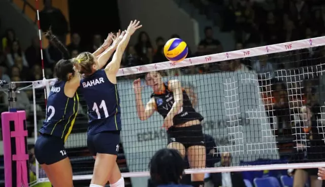 Eczacıbaşı Vitra, Fenerbahçe'ye Set Vermedi