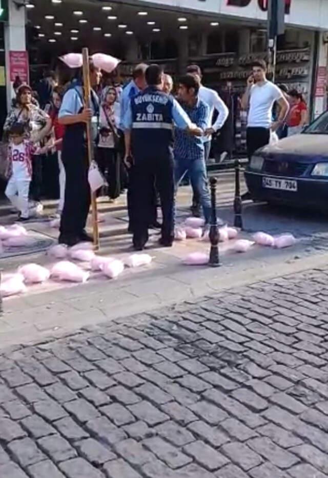 El Koyduğu Pamuk Şekerleri Çiğneyen Zabıta Memuru Görevden Alındı