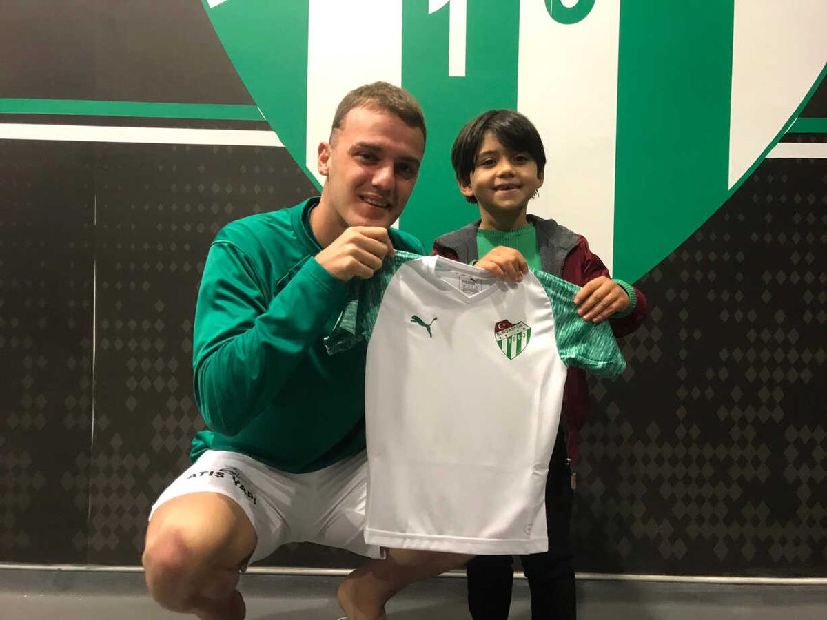 En Genç Resmi Taraftara En Genç Kaptandan Jest