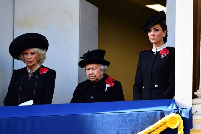 Kate Middleton ve Meghan Markle anma törenini ayrı balkonlarda izledi