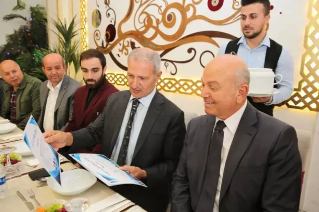 Sapanca Gölü'nü Yüzerek Karşıya Geçen Sporcular Ödüllendirildi Sapanca Gölü'nü Yüzerek Karşıya Geçen Sporcular Ödüllendirildi