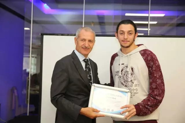Sapanca Gölü'nü Yüzerek Karşıya Geçen Sporcular Ödüllendirildi Sapanca Gölü'nü Yüzerek Karşıya Geçen Sporcular Ödüllendirildi