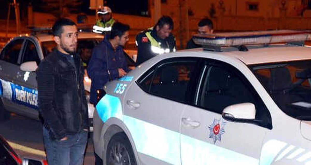 Trafik Polisi, Evlilik Teklifi İçin Toplanan Gençlere Ceza Yağdırdı