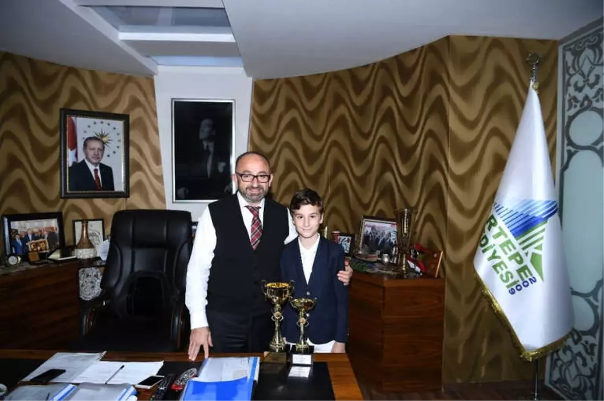 Başkan Üzülmez, Minik Şampiyonu Makamında Ağırladı