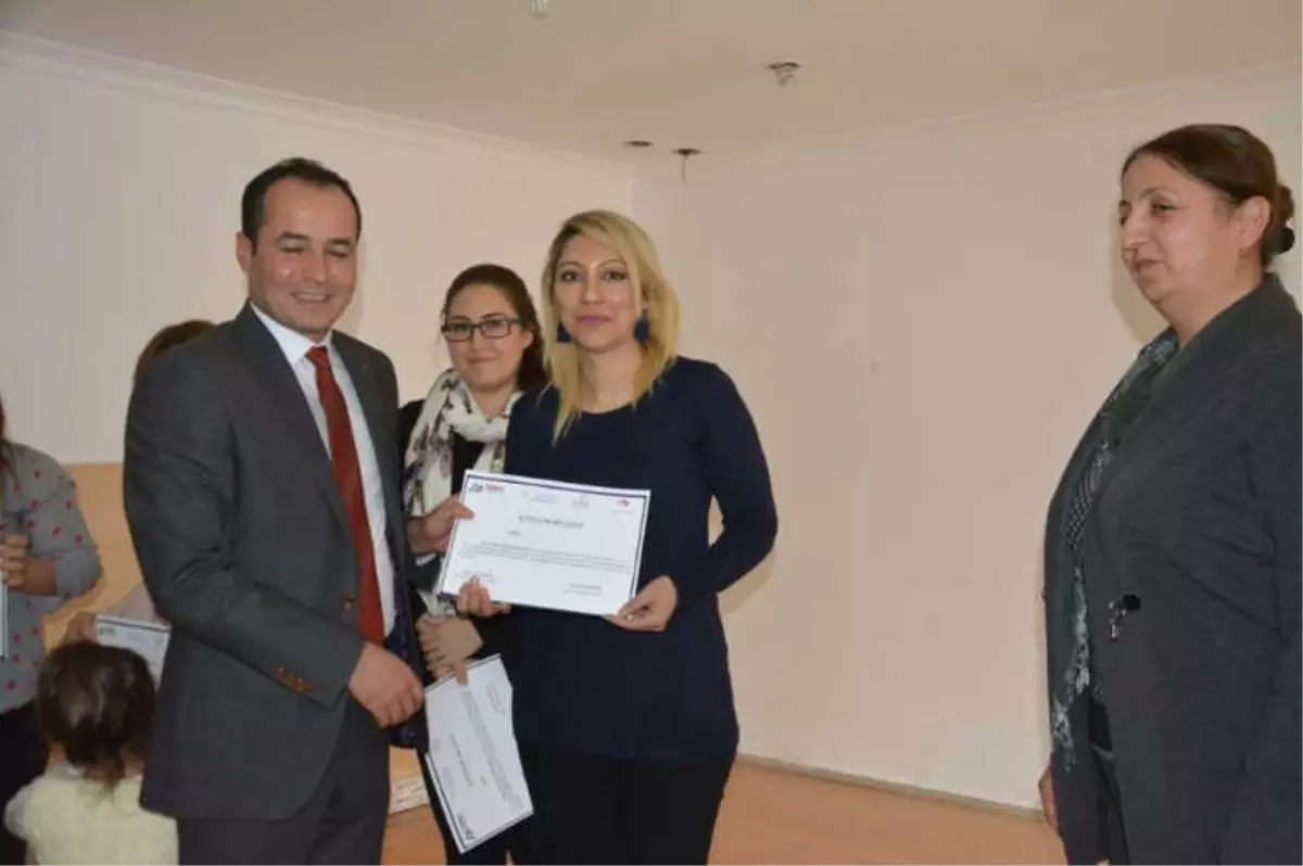 Iğdır'da Proje Yazma Eğitimine Katılanlara Sertifikaları Verildi