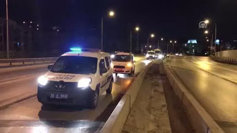 İzmir'de Bariyerlere Çarpan Otomobilin Sürücüsü Yaralandı İzmir'de Bariyerlere Çarpan Otomobilin Sürücüsü Yaralandı
