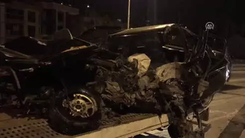 İzmir'de Bariyerlere Çarpan Otomobilin Sürücüsü Yaralandı İzmir'de Bariyerlere Çarpan Otomobilin Sürücüsü Yaralandı