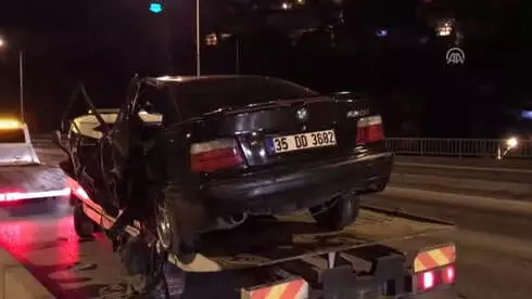 İzmir'de Bariyerlere Çarpan Otomobilin Sürücüsü Yaralandı İzmir'de Bariyerlere Çarpan Otomobilin Sürücüsü Yaralandı