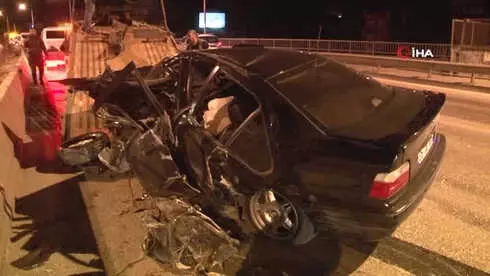 Kontrolden Çıkan Otomobil Beton Bariyerlere Çarptı: 1 Ağır Yaralı Kontrolden Çıkan Otomobil Beton Bariyerlere Çarptı: 1 Ağır Yaralı