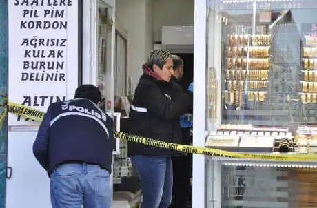 Kuyumcu, Kar Maskeli, Silahlı Soyguncuyu Böyle Püskürttü Kuyumcu, Kar Maskeli, Silahlı Soyguncuyu Böyle Püskürttü