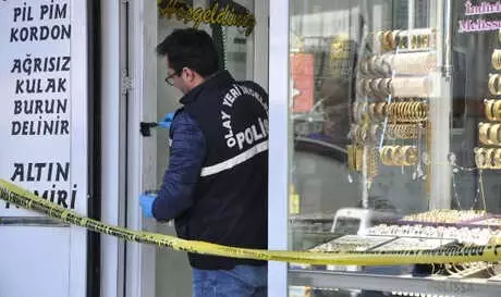 Kuyumcu, Kar Maskeli, Silahlı Soyguncuyu Böyle Püskürttü Kuyumcu, Kar Maskeli, Silahlı Soyguncuyu Böyle Püskürttü