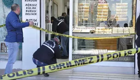 Kuyumcu, Kar Maskeli, Silahlı Soyguncuyu Böyle Püskürttü Kuyumcu, Kar Maskeli, Silahlı Soyguncuyu Böyle Püskürttü