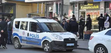 Kuyumcu, Kar Maskeli, Silahlı Soyguncuyu Böyle Püskürttü Kuyumcu, Kar Maskeli, Silahlı Soyguncuyu Böyle Püskürttü