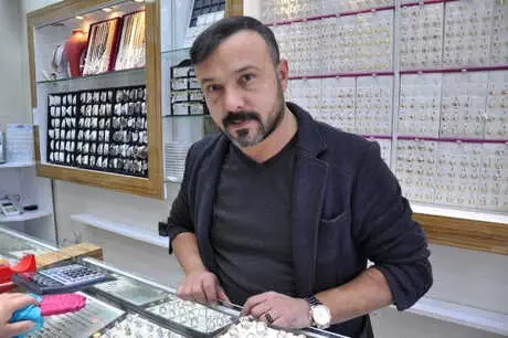 Kuyumcu, Kar Maskeli, Silahlı Soyguncuyu Böyle Püskürttü Kuyumcu, Kar Maskeli, Silahlı Soyguncuyu Böyle Püskürttü